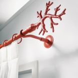 W modnym kolorze koralowym, karnisz Cora z wykończeniem w kształcie krzaczka koralowca.