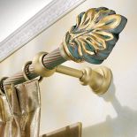 Patynowany zielenią model Maya. Dekoracje okien: chwosty, pasmanterie i ozobne karnisze