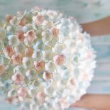 Wyglądają jak świeżo zerwane z ogrodu, tymczasem kwiaty na torcie zostały zrobione z płatków lukru