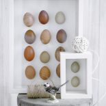 Prosto z natury: pisanki w drewnianej ramce.