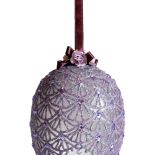 W kwiatach: pisanka z fioletową koronką. Fot. sylwiaserwin.pl