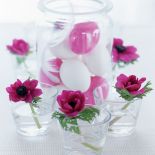 W kwiatach: słój z pisankami w miłym otoczeniu.