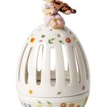 W kwiatach: pisanka dziurawa. Z porcelany. Fot. Villeroy Boch