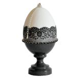 Stylowo: pisanka z czarną koronką. Fot. sylwiaserwin.pl