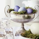 Stylowo: srebrna patera i jednokolorowe jaja.