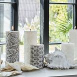 dekoracje ze świecami na parapecie