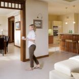 Dekoracyjna framuga zamiast tradycyjnych drzwi. Świetny pomysł na zaaranżowanie przejścia między kuchnią, salonem,