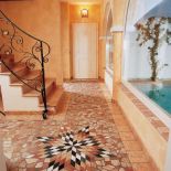 Dekoracyjna gwiazda Stella kosztuje 4100 zł/szt. Dookoła niej ułożono płytki marmurowe i trawertynowe. YETI