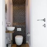 Dekoracyjna mozaika w toalecie. Dom na Kabatach