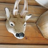 Dekoracyjne trofea zrobione ze sztucznego futra.