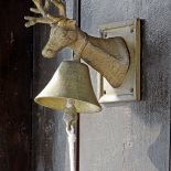 Dekoracyjny dzwonek. Skandynawski dom w ciepłym stylu prowansalskim