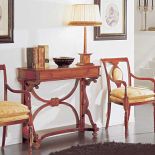 Delikatna konsola Norma (od 5450 zł) i fotele Vittoria (od 2450 zł/szt.) są zrobione z drewna czereśni. Mogą być