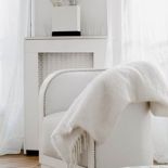 Delikatne fotele zrobiono na zamówienie ze strusiej skóry.