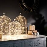 Delikatne ledowe światełka. Klosz, a pod nim... magia świąt