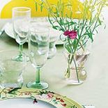 Delikatnymi gałązkami udekorowano też brzegi talerzy. LUMINARC