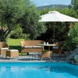 Derby firmy Cane-line: fotel (1501 zł) i sofę (3118 zł) zrobiono z włókien hularo. Za stół Lansing zapłacimy 3457