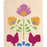 Deska do krojenia ozdobiona ludowym wzorem.