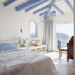 Detale i kolory podkreślają styl marynistyczny całego domu.