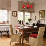 Diabeł tkwi w szczegółach. Elżbieta wiedziała, że na tle porządnej podłogi zwykłe meble nabierają klasy.