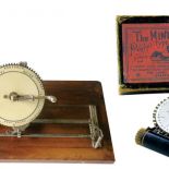 Diskret, prosta w obsłudze niemiecka maszyna z początku XX w., www.typewritermuseum.orgJedna z najmniejszych maszyn, jaka