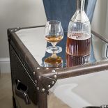 Dizajnerski, lustrzany kufer. Apartament glamour na Saskiej Kępie