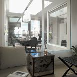 Dizajnerski, lustrzany kufer zamiast stolika kawowego.