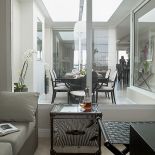 Dizajnerski, lustrzany kufer zamiast stolika kawowego.