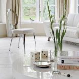 Dizajnerskie dodatki od włochów- krzesło marki Cantori, a stolik od Natuzziego.