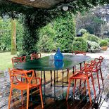 Dizajnerskie krzesła Philippe’a Starcka zrobione z polipropylenu mogą być w różnych kolorach: od białego,