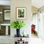 Dla Davida najcenniejszy w tym domu jest widok za oknem. Nawet nad wanną zaprojektował podłużny lufcik, aby patrzeć na