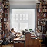 Dla Jacka Dehnela to na wskroś współczesne mieszkanie, tyle że z użyciem różnych ładnych starych przedmiotów.