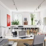 Dla malarza najważniejsza jest pracownia. W tym mieszkaniu jest częścią salonu.