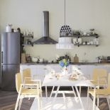 W domu urządzonym w stylu skandynawskim mogą znaleźć się także elementy w jasnych odcieniach pastelowych.