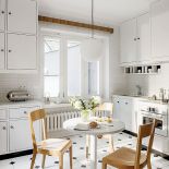 Krzesła i stół są z fabryki TON.