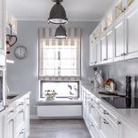 Długa i wąska kuchnia pozwoliła stworzyć ergonomiczny układ.