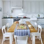 drewniany stół w jadalni