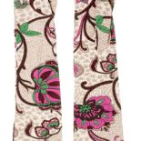 Długie rękawiczki z oplatającym ręce kwiatowym wzorem.