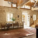 Zabytkowy dwór został wybudowany w 1795 roku.