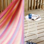 Do domu przechodzimy przez drewniany zadaszony prześwit bez ścian, z pomostem na wysokości piętra.