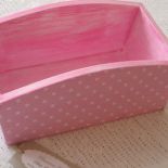 Do drewniana sosnowa skrzyneczka pojemnik malowany, przecierany w stylu shabby i ozdobiony metodą decoupage. Katarzyna