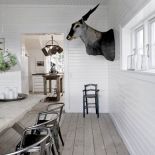 Do drewnianego stołu Thomas dokupił chromowane krzesła (od Fil de Fer) oraz wiszące lampy Botikken.