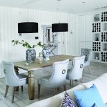 Do dużego masywnego stołu od firmy Jadik pasują fotele ze srebrnymi uchwytami z Decolor i kobaltowe wazony od Casa Mia.