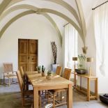 Do jadalni powinniśmy wybierać jasne kolory i drewniane meble. ARKA MEBLE