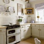 Do jasnej kuchni jak ulał pasuje zbierana latami kolekcja chińskiej porcelany.