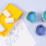 Do namalowania wzoru potrzebny będzie szablon, farby - jasna i ciemna niebieska oraz turkusowa - i tampony z gąbki.