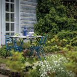 DO ogrodu Zosi wychodzi się prosto z kuchni lub przez duże, niskie okno w sypialni.