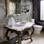 Do ozdobnej konsoli rzemieślnik Antonio Alonso dorobił umywalkę i blat z białego kararyjskiego marmuru.