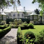 Do posiadłości, jak do najpiękniejszych rezydencji we Francji czy Włoszech, prowadzi aleja ze starymi drzewami,