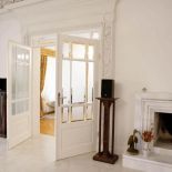 Do salonu zapraszają drzwi dwuskrzydłowe. Zrobione są z dębu i mają regulowaną ościeżnicę. PRACOWNIA STOLARSKA