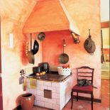 Do starej węglowej kuchni jak ćmy do światła lgną teraz wszyscy. Chcą rozpalać, dokładać do ognia. Kiedy Bożena zdecydowała